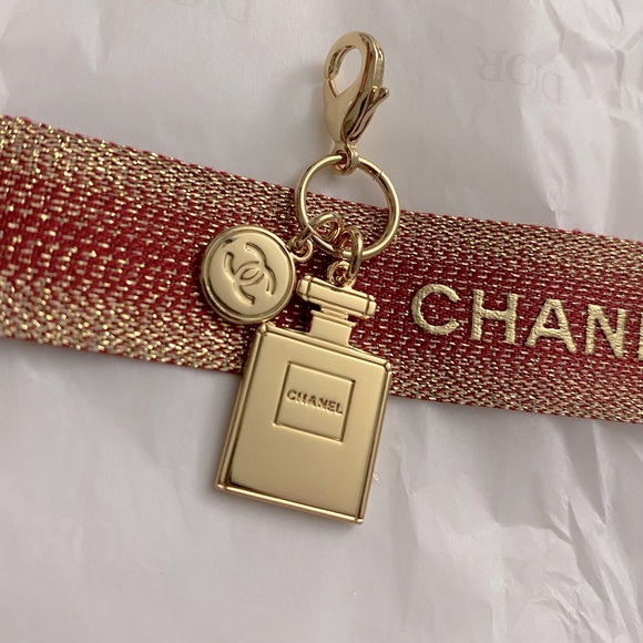 Chanel Holiday Charm 2023 - Picture 2 of 4